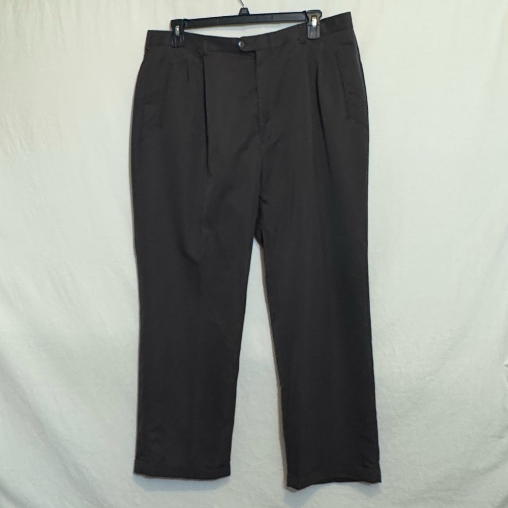 B-94 Men’s Haggar Brown Pleated Dress Pants Size 40x32‎